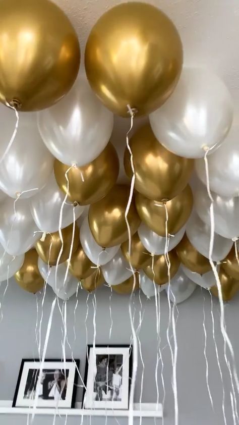 Gold Birthday Theme Decoration, Diy 50th Birthday Decorations, Balon Helium, Gold Birthday Decor, Golden Birthday Themes, White And Gold Party, Gold Theme Birthday, White Party Theme, Golden Party