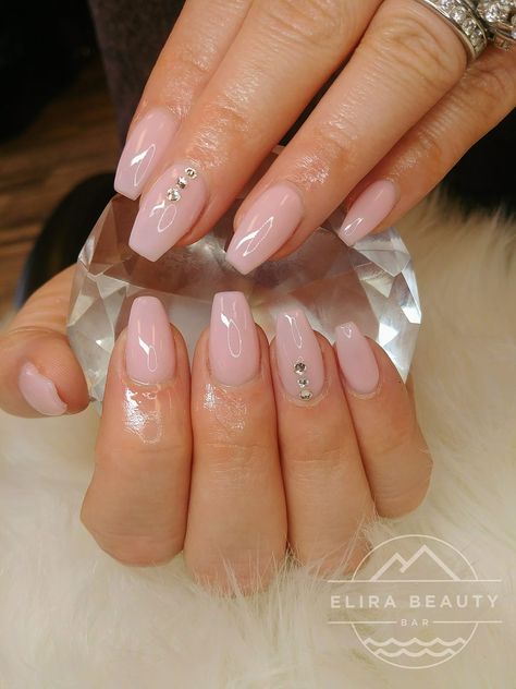 Pearl Pink Nails With Design, Light Pink Nails With Rhinestones Simple, Nails Design With Rhinestones Simple, Jems On Nails, Simple Nails With Stones, Light Pink Gem Nails, Pearl Nails With Rhinestones, Nails With Little Gems, Light Pink Nails Rhinestones