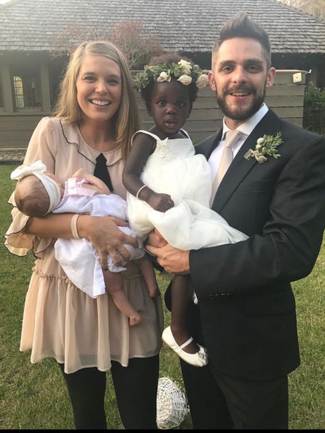 Country singer, Thomas Rhett and wife Lauren Akins pose as a family with adopted daughter, Willa Gray from Uganda and biological daughter, Ada James. Lauren Akins, James Thomas, Easton Corbin, Adopted Children, Interacial Couples, Brantley Gilbert, Jake Owen, Thomas Rhett, Hunter Hayes