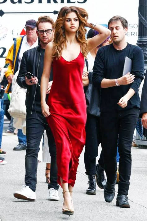 Formal Dresses Trending Now: Selena Gomez wears Nili Lotan Spanish Red Silk Cami Gown Selena Gomez Red Dress, Selena Gomez Street Style, Selena Gomez Outfits, Red Silk Dress, Selena Gomez Style, Quoi Porter, Red Dress Maxi, Boho Style Dresses, Red Silk