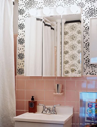 pink tile plus black and white wallpaper in the bathroom Pink Tile Bathroom, Pink Bathroom Tiles, Retro Pink Bathroom, Makeover Kamar Mandi, Vintage Bathroom Tile, Bathroom Beautiful, Pink Tile, Retro Bathrooms, Pink Tiles