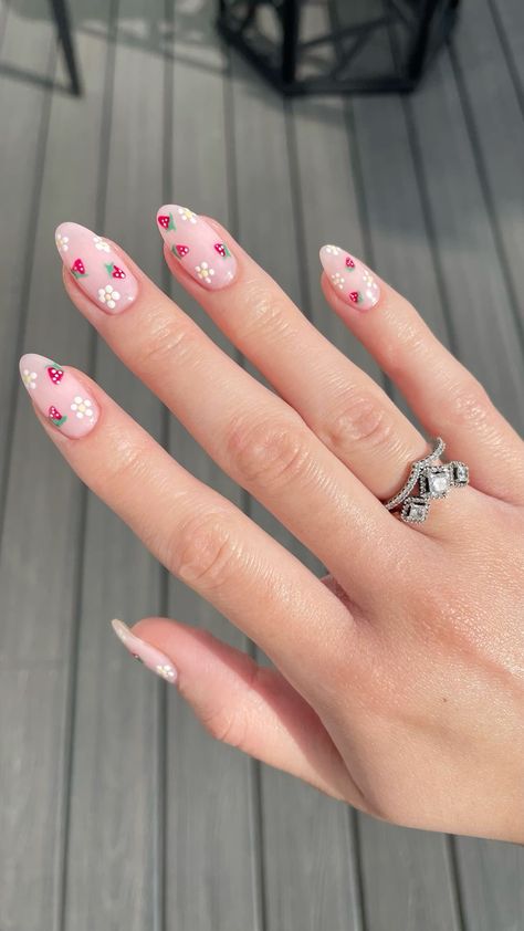 Short Almond Nails Cherry, Nail Strawberry Designs, Nail Birthday Design, April Almond Nails, Nail Inspo Strawberry, Spring To Summer Nails, Pink Strawberry Nails Acrylic, Strawberry And Daisy Nails, Short Almond Nails Flowers