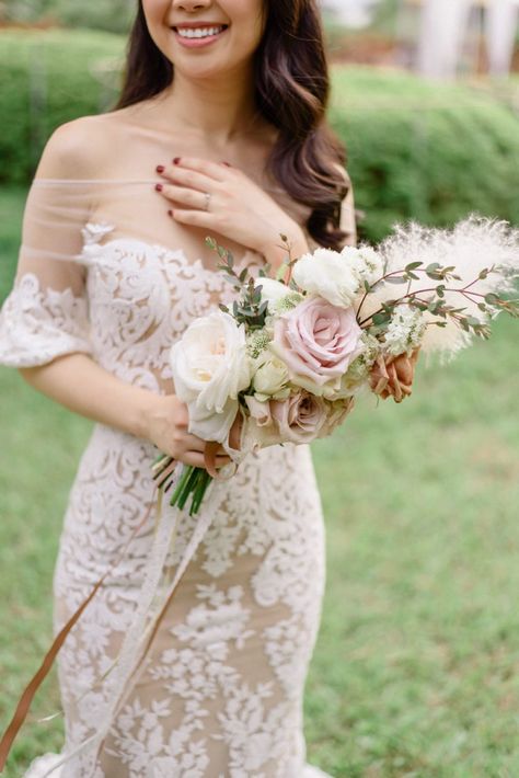 Presentation Bouquet, Flower Photoshoot, Wedding Bouquets Pink, White Wedding Dress, Bridal Photoshoot, Wedding Flower Inspiration, Hanoi Vietnam, Wedding Chicks, Bride Bouquets