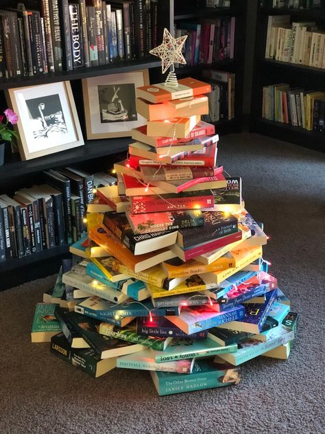 How to Make a Book Tree Book Christmas Tree Ideas, Christmas Tree Books Diy, Christmas Tree Of Books, How To Make A Book Tree, How To Make A Book Christmas Tree, Diy Book Christmas Tree, Christmas Tree From Books, Book Trees Christmas, Book Christmas Tree Diy