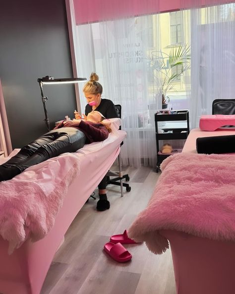 Salon days !✨🐰💘 Our location : Kr. Valdemara 83 💎 #lashes #lashextensions #beauty #makeup #volumelashes #eyelashextensions #eyelashes #lashartist #lash #lashesonfleek #minklashes #lashtech #classiclashes #makeupartist #mua #lashlift #lashlove #hybridlashes #brows #lashesfordays #explorepage #lashboss #eyelash #lashgoals #beautiful #love #eyes #lashaddict #mmlashes #eyebrows Lash Techs Rooms, Lash Tech Aesthetic Job, Pink Lash Studio, Pmu Room, Lash Tech Trolley Set Up, Pink Lash Tech Room, Lash Extension Salon, Beauty School Cosmetology, Career Plan