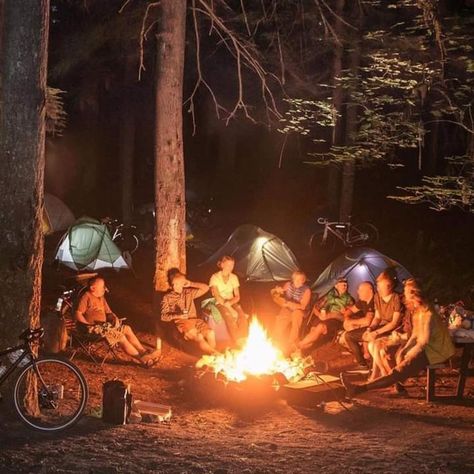 Camping Ideas For Couples, Night Camping, Kayak Camping, Camping Aesthetic, Camping Destinations, Camping Games, Camping Glamping, Camping Lights, Camping Life