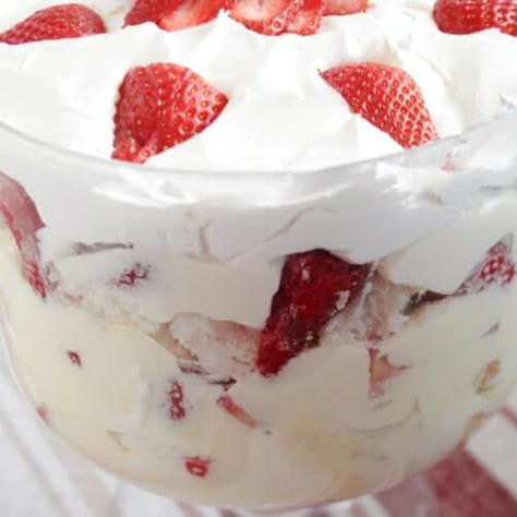 Easy Strawberry Trifle With Angel Food Cake - We Dish It Up Strawberry Cheesecake Trifle Recipe, Strawberry Cheesecake Trifle, Recipes Apples, Shortcake Trifle, Fruit Breads, Strawberry Shortcake Trifle, Strawberry Trifle, Cheesecake Trifle, Christmas Meals