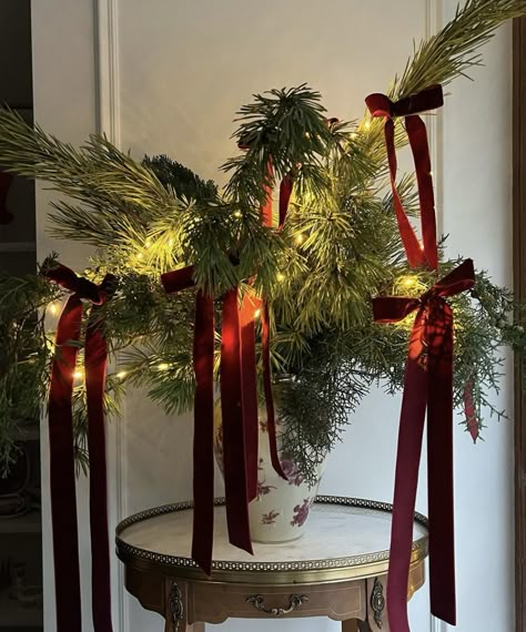 Diy Christmas Garland Outdoor, Decorate Christmas Garland, Christmas Garland Outdoor, Christmas Red And Gold, Christmas Garland Ideas, Garland Christmas Decor, Garland Christmas Tree, Navidad Natural, Garland Design