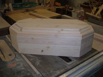 Doggy Casket Pet Caskets Diy, Pet Coffin, Coffin Plans, Update Brick Fireplace, Peti Mati, Craftsman Floor Plans, Pet Caskets, Wood Casket, Planters Ideas