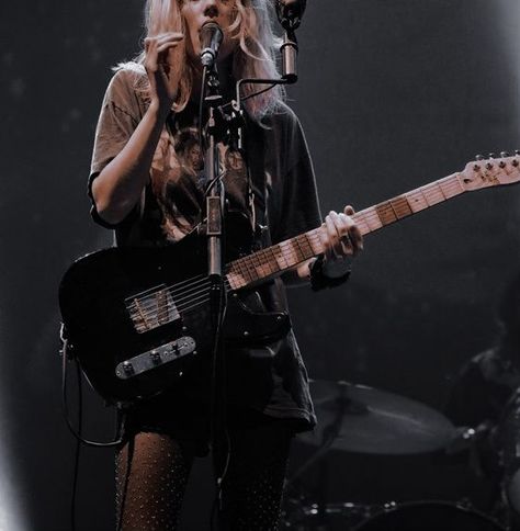 female guitarist Female Rock Aesthetic, Female Musicians Aesthetic, Female Vocalist Aesthetic, Koncerty Aesthetic, Metal Singer Aesthetic, Rock Singer Aesthetic, Singer Girl Aesthetic, Female Guitarist Aesthetic, Popstar Aesthetic