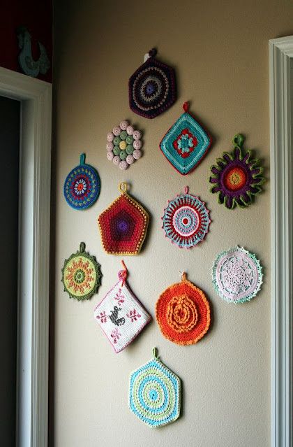 Little Treasures: The Wonderful World of Crochet Potholders Crochet Wall Decor Free Pattern, Vintage Potholders, Crochet Wall Art, Fall Crochet, Crocheting Patterns, Amazing Crochet, Crocheted Items, Crochet Wall Hangings, Clothes Crochet