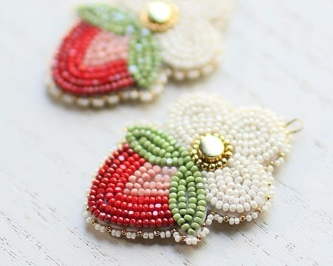 Flat Stitch Beaded Earrings, Flat Stitch Beading, Mmiw Beadwork, Strawberry Beaded Earrings, Cree Beadwork, Beading Indigenous, Metis Beadwork Patterns, Beaded Berries, Métis Beadwork