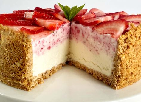 Strawberry Ice Cream Pie, Ice Cream Cake Recipe Easy, Cheesecake Ice Cream Cake, Ice Cream Cheesecake, Cheesecake Ice Cream Recipe, Strawberry Ice Cream Cake, Strawberry Shortcake Cookies, Cheesecake Easy, Strawberry Cheesecake Ice Cream