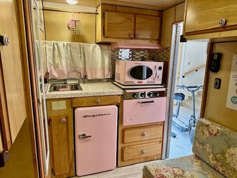 1970 Shasta Compact For Sale Retro Caravan Interiors, Shasta Camper Interior, Vintage Travel Trailers Interiors, Shasta Camper Remodel, Glamping Recipes, Shabby Chic Campers, Pink Microwave, Pink Refrigerator, Travel Trailer Interior