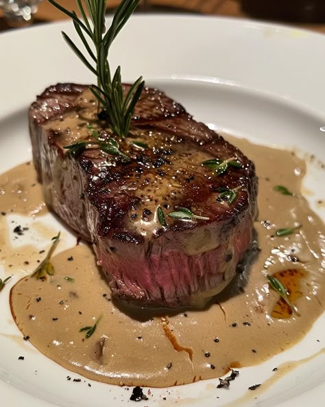 Gourmet Steak Dinner, Peppercorn Cream Sauce, Seared Filet Mignon, Filet Steak, Dinner Fancy, Gourmet Steak, Fancy Dinners, Fancy Restaurants, Quail Eggs