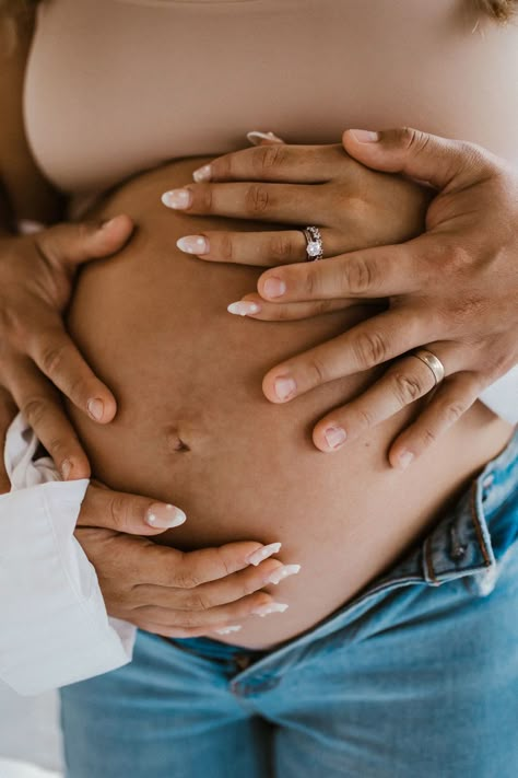 Detailed Maternity Photos, Maternity Photos Belly Showing, Husband Hand On Pregnant Belly, Maternity Shoot Manicure, Exposed Belly Maternity Photos, Simple Bump Photos, Maternity Shoot Nails Ideas, Nails For Maternity Shoot, Maternity Pictures Nails