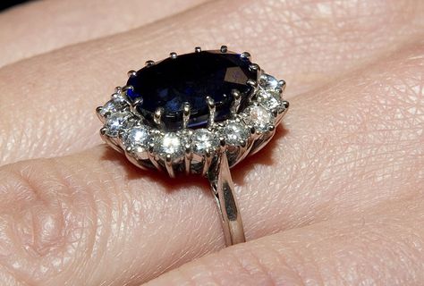 | Kate Middleton's Engagement Ring | POPSUGAR Fashion Photo 6 Kate Middleton Wedding Ring, Kate Middleton Ring, Kate Middleton Engagement Ring, Princess Diana Engagement Ring, Diana Engagement Ring, Diana Ring, Kate Middleton Wedding, Prins William, Favorite Engagement Rings