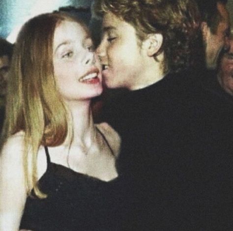 Just to make things clear, cuz some people don't know this, Rachel and Jeremy were a couple. They were each other's first bf/gf, and they were each other's first kiss. Which is adorable Peter Pan Kostüm, Jeremy Sumpter Peter Pan, Wendy Peter Pan, Peter Pan 2003, Rachel Hurd Wood, Peter Pan 3, Peter Pan Movie, Jeremy Sumpter, Peter Pan Quotes