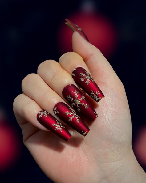 15 Chic Red Nail Trends for Winter 2023-2024 - thepinkgoose.com Artsy Nails, Red And Gold Nails, Snowflake Nails, Nail Swag, Nail Length, Xmas Nails, Christmas Nail Designs, Christmas Nail Art, Gold Nails