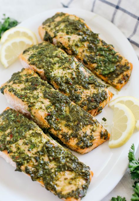 Chimichurri Salmon, Moroccan Salmon, Basil Salmon, Foil Recipes, Over Roasted Potatoes, Carrot Noodles, Baked Crab, Fast Dinner, Mini Appetizers