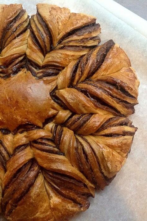 Nutella® Star Bread with Puff Pastry | "I was so shocked at how easy this recipe was." #thanksgiving #thankgivingrecipes #thanksgivingdesserts Nutella Star, Nutella Star Bread, Easy Puff Pastry Desserts, Pull Aparts, Nutella Recipes Easy, Star Bread, Puff Pastry Desserts, Easy Puff Pastry, Puff Pastry Dough