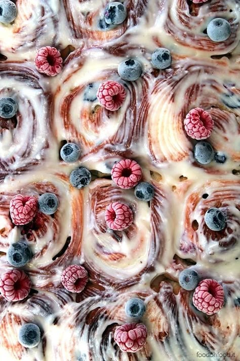 Roasted Fruit Dessert, Food As Art, Interesting Deserts, Pretty Dessert Recipes, Berry Cinnamon Rolls, Berry Rolls, Berry Sweet Rolls, Unique Deserts, Cardamom Rolls