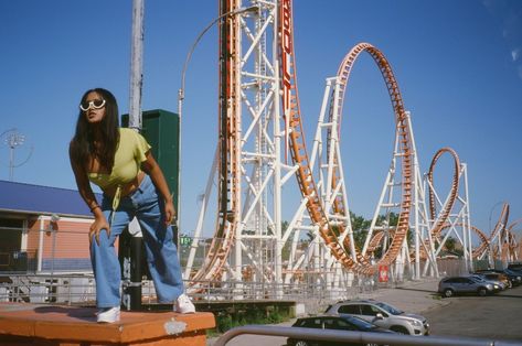 What To Wear To Alton Towers - Outfit Inspiration & Style Guide - illumelation Alton Towers Outfit, Theme Park Outfit, Park Outfit, Milos Greece, Alton Towers, Theme Park Outfits, Travel Bar, Cloudy Weather, Greece Travel Guide