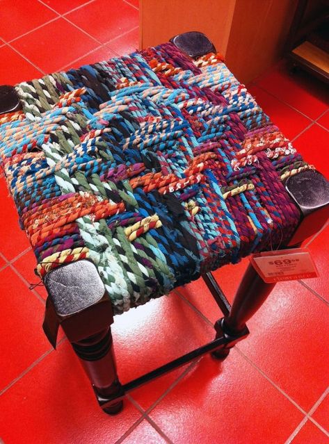 Woven Furniture, Upholstery Diy, Stool Covers, Deco Originale, Upcycle Recycle, The Farmhouse, Diy Rug, Upcycled Crafts, Redo Furniture