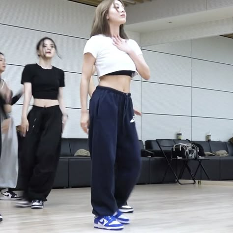 Jihyo Killin’ Me Good (Dance Practice Behind) Dancing Outfits Kpop, Dance Studio Outfit, Jyp Dance Practice Room, Kpop Idol Practice Outfit, Dance Outfits Kpop Practice, Dance Rehearsal Outfit, Outfits For Dance Practice, Idol Dance Practice Outfits, Kpop Practice Outfit