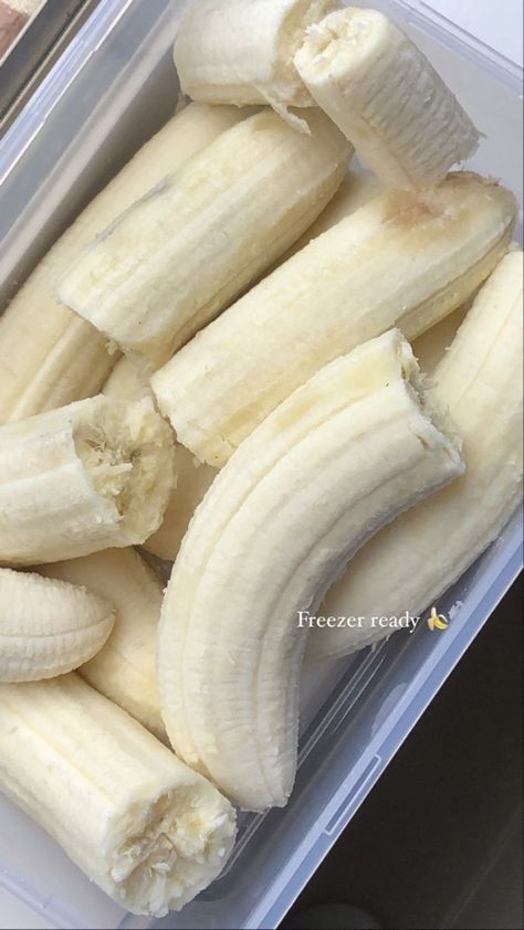 Buah Pisang Aesthetic, Pisang Aesthetic, Banana Aesthetic, Bts Fashion, Makanan Diet, Food Babe, Healthy Food Dishes, Food Therapy, Healthy Food Motivation