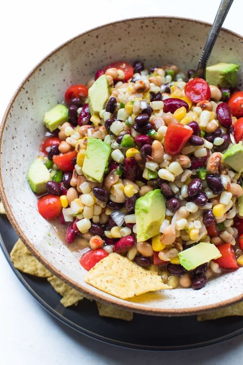 This Texas Caviar Dip is filled with black-eyed peas, avocado, corn, cherry tomatoes and Italian dressing. Delicious appetizer with chips! Texas Caviar With Italian Dressing, Homemade Bean Dip, Texas Caviar Dip, Caviar Cowboy, Caviar Dip, Texas Caviar Recipe, Inflammation Diet Recipes, Layered Bean Dip, Novice Chef