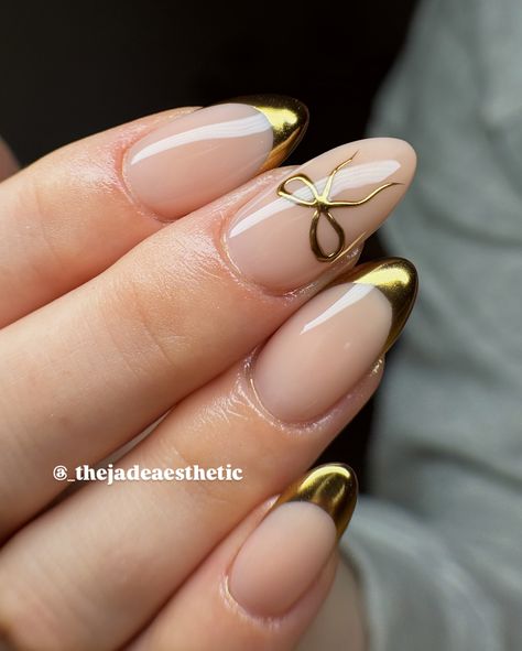 little golden bows & french tips, ✨🫶🏼 gel fill on natural nails w/ hand painted nail art <3 @stellar_gel - stellar bond - hard structure gel natural - stellar black - stellar matte top - stellar shine top @dndgel - dnd 871 how do u neutral? @the_gelbottle_inc - 2 in 1 base #chrometips #chromefrenchtips #goldfrenchtips #goldtips #goldbow #bownails #coquettenails #goldnails #goldchromenails #goldchrome #coquetteaesthetic #coquettefashion #nails #thenailawards #nailsnailsnails #nailsofin... Gold Crome Nails Designs Short, Gold Dot Nail Art, Tip With Dip Nails, Golden Tips Nails, Gold Designed Nails, Gold Tip Manicure, Gold Nails Square Short, Almond Shaped Nails Designs Nye, Golden Nail Art Design