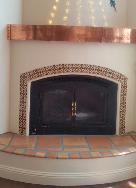 Images Pictures and ideas for Mexican Style Fireplaces – Mexican Tile Designs Mexican Tile Fireplace, Mexican Fireplace, Spanish Style Fireplace, Adobe Fireplace, Tile Around Fireplace, Curved Fireplace, Fireplace Gallery, Fireplace Tile Surround, Mexican Home Decor