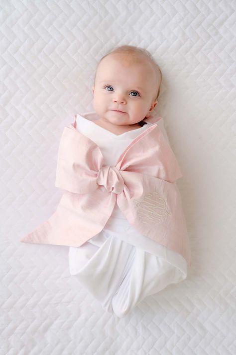 (model-text: Monogram: Palmetto Pearl, Stewart Font) Newborn Pictures Swaddle, Newborn Photo Swaddle, Bow Swaddle Newborn Pictures, Beaufort Bonnet Bow Swaddle, Bow Swaddle Newborn, Newborn Bow Hat, Beaufort Bonnet Company, Baby Girl Bows, Foto Baby