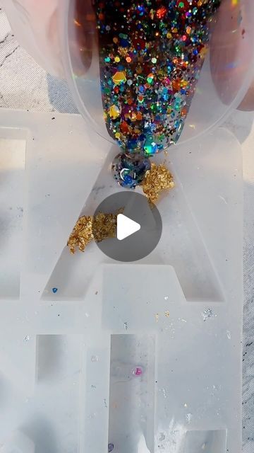 Epoxy Keychain Ideas, Resin Keychain Tutorial, Epoxy Keychain, Diy Resin Keychain, Epoxy Crafts, Keychain Resin, Resin Crafts Tutorial, Geode Art, Resin Jewelry Diy