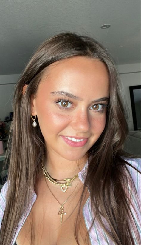 Cute Big Forehead, Spencer Barbosa Jewelry, Brunette Ideas, Dance Makeup, Big Forehead, Hot Makeup, Ethereal Makeup, Face Photo, Sweet Girls