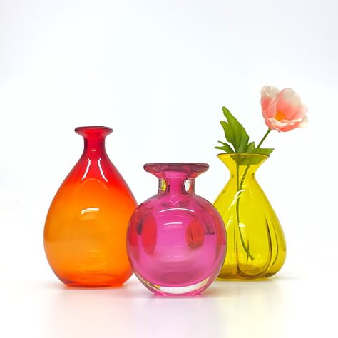 Err, here’s an idea: multicolored groups. Why the heck not? Though a single color group quite often makes sense, life isn’t always so matchy matchy. This mix of gorgeous glass vessels are saturated warm colors, but it’s mostly their shape that holds them together . . #coloredglass #colorfulglass #happycolors #glassvases #vintagevases #vintageglass #vintagecollections #groupycollections Colored Glass Centerpiece, Coloured Glass Vases, Yellow Flower Arrangements, Colorful Glasses, Colorful Centerpieces, Colored Glass Vases, Yellow Vase, Colored Vases, Vase Centerpieces