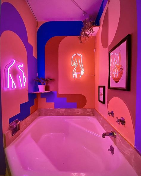 V A P O R W A V E    Z O N E’s Instagram photo: “B  A  T  H T  I  M  E🛀” Vaporwave Aesthetic Bathroom, Bathroom Ideas Neon, Neon Bathroom Ideas, Cool Bathrooms Aesthetic, Neon Lights Bathroom, Vaporwave Home Decor, Neon House Aesthetic, Neon Light Bathroom, Vibe Bathroom Aesthetic