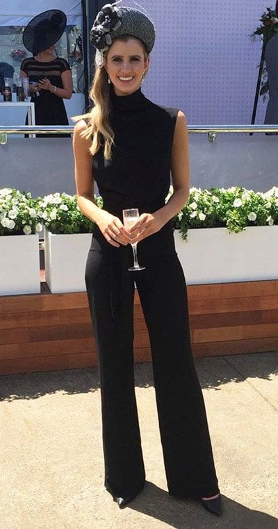 Races Outfit 2023, Black Dress Races Outfit, Black Races Outfit, Darby Day Races Fashion, Simple Derby Outfits, Night At The Races Outfit, Black Derby Dress, Race Wear Fashion, Derby Jumpsuit Outfit