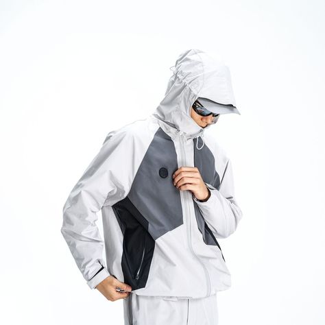 Description: Elevate your outdoor style with our Spliced Splash-Proof Outdoor Zipper Jacket, where modern aesthetics and functionality converge. Its classic grey and white hues exude a futuristic touch, ensuring you stand out in any setting. The dual grey patches on the chest are not only decorative but also cleverly hide pockets. Additionally, its splash-proof fabric ensures you remain dry without compromising on style. The jacket features an adjustable draw-string hood, along with waterproof z Sneakers And Socks, Half Shirts, Classic Grey, Jean Accessories, Zipper Jacket, Outdoor Style, Outdoor Wear, Modern Aesthetics, White Design