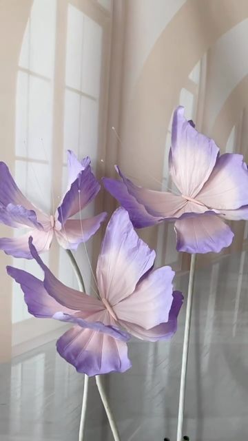 Large Paper Butterflies Diy, Diy Butterfly Decorations, Giant Flowers Diy, Paper Flowers Diy Easy, Paper Flower Patterns, Easy Paper Flowers, Paper Flower Decor, Paper Butterflies, Paper Butterfly