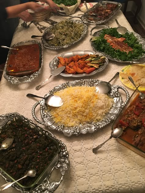 Persian Food Table, Persian Food Design, Persian Party Decorations, Persian Table Setting, Persian Wedding Food, Persian Dinner Table, Party Irani, Persian Dinner Party, Iranian Party