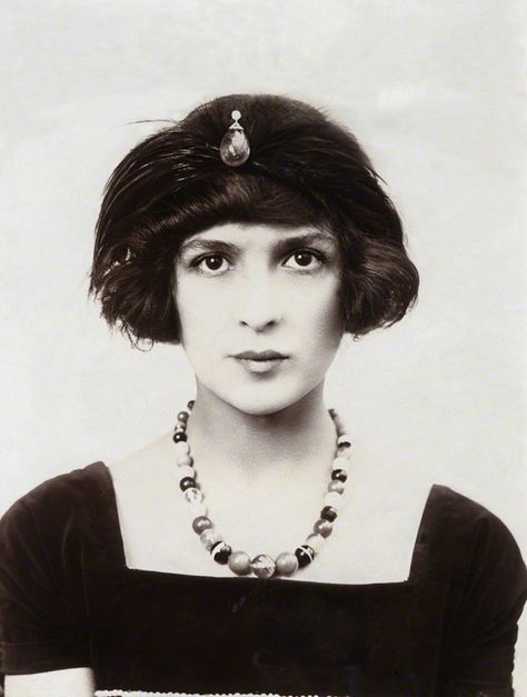 Julia James by Bassano (1914) Julia James, Portraits Women, Old Portraits, Portrait Vintage, Julie Andrews, National Portrait Gallery, Roaring Twenties, Female Photographers, Edwardian Era