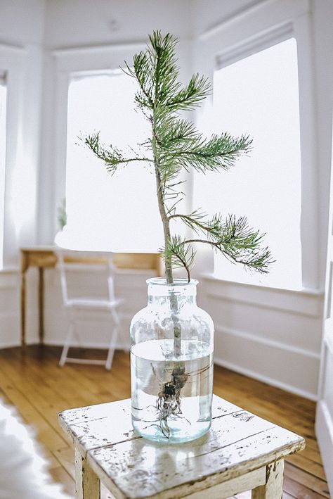 Decorating For Winter After Christmas, Decorating For Winter, Simple Winter Decor, Christmas Scandinavian Style, Minimalist Holiday Decor, Scandinavian Home Interiors, Simple Holiday Decor, Minimalist Christmas Decor, Scandinavian Christmas Decorations