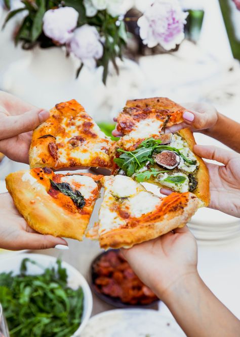 Pizza Party Ideas Entertaining, Pizza Party For Adults, Elegant Pizza Party, Adult Pizza Party, Italian Pizza Party, Pizza Making Party, Pizza Party Ideas, Pizza Dinner Party, Chicken Pesto Pizza