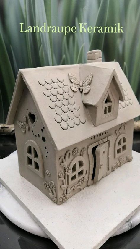 Slab Ceramics, Clay House, Ceramic Birdhouse, Pottery Houses, Pottery Workshop, Clay Houses, Clay Diy Projects, Pottery Handbuilding, Slab Pottery