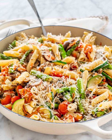 This Pasta Primavera recipe consists of warm penne bursting with roasted vegetables and parmesan. A simple one pot dish that's ready in only 30 minutes. #pasta #pastaprimavera #recipe #lunch #healthy Primavera Recipe, Pasta Primavera Recipe, Pasta Vegetables, Recipe Lunch, Creamy Pasta Dishes, Lunch Healthy, Seasonal Cooking, Roasted Vegetable Recipes, Pasta Primavera