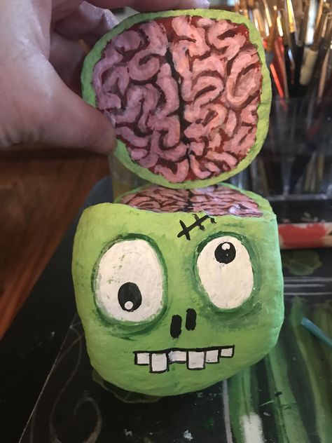 Zombie Rock Painting, Zombie Pumpkin Painting, Halloween Painted Rocks, Fall Rocks, Acryl Art, Skull Rock, Garden Rock Art, Halloween Pumpkin Designs, Halloween Rocks