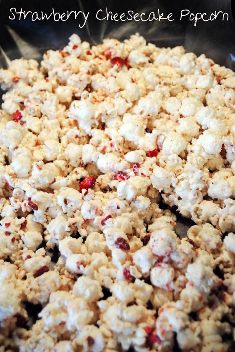 Strawberry cheesecake popcorn - 6 cups popped popcorn, 1 package almond bark, 2 packages cheesecake flavored pudding mix, 1 cup freeze dried strawberries. Melt almond bark and mix in pudding. Pour over popcorn, add strawberries and stir to coat. - Just made this today, dangerously good :) Strawberry Cheesecake Popcorn, Cheesecake Popcorn, Popcorn Seasoning Recipes, Gourmet Popcorn Recipes, Freeze Strawberries, Flavored Popcorn Recipes, Popcorn Recipes Sweet, Popcorn Flavors, Popcorn Recipes Easy