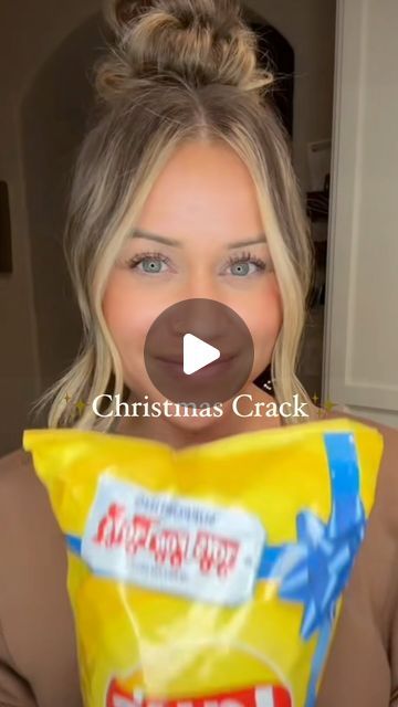 Snacks To Give As Gifts, Potato Chip Bark Recipes, Potato Chip Dessert, Easy Desserts For Christmas Party, Janelle Rohner, Christmas Desserts Party, Frosty Recipe, Lays Potato Chips, Candy Recipes Homemade